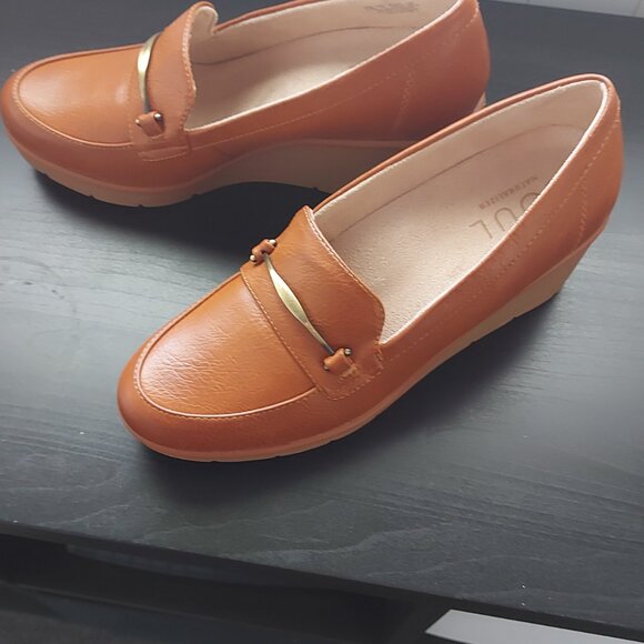 Ladies tan shoes by Naturalizer - Picture 3 of 3